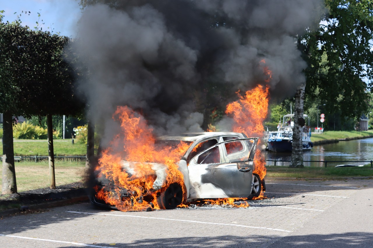 Auto volledig uitgebrand in Noordscheschut