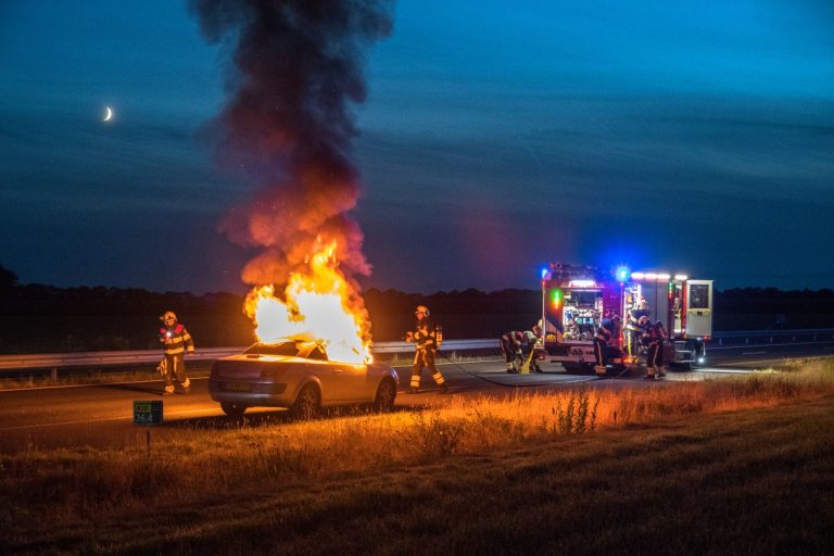 Auto verwoest door brand op N381 bij Donkerbroek