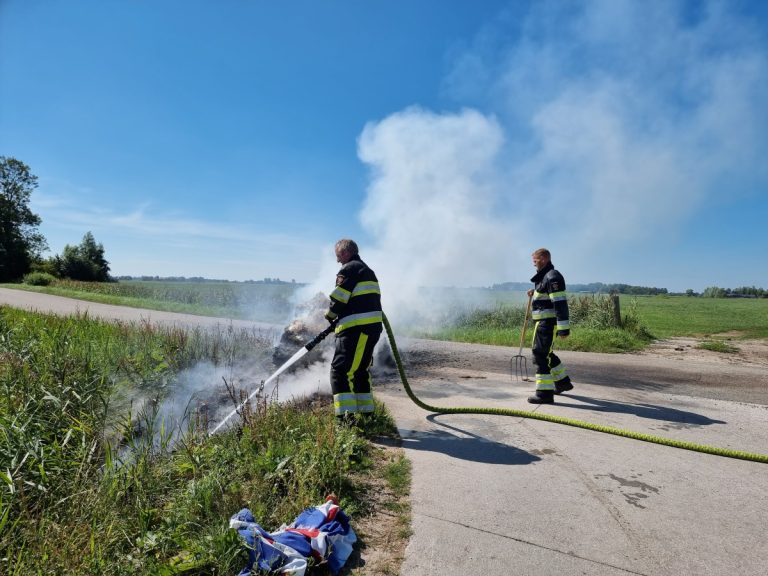 Korte brand in hooibaal in Augsbuurt