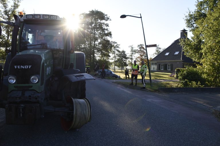 Veel schade na ongeval tussen auto en trekker in Niekerk