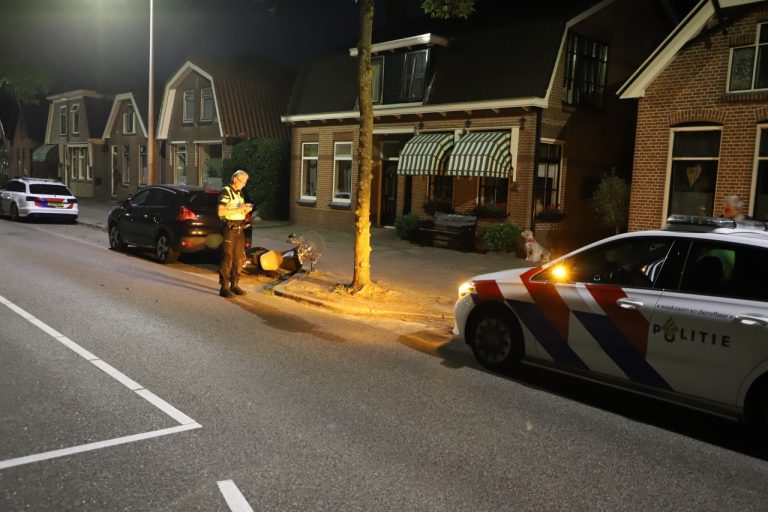 Scooter botst op auto in Hoogeveen