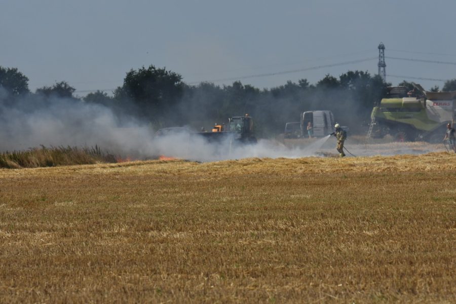 Forse brand op akker bij Roswinkel