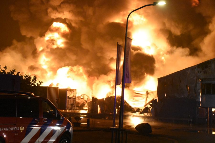 Zeer grote brand bij recyclingbedrijf in Leek (video)