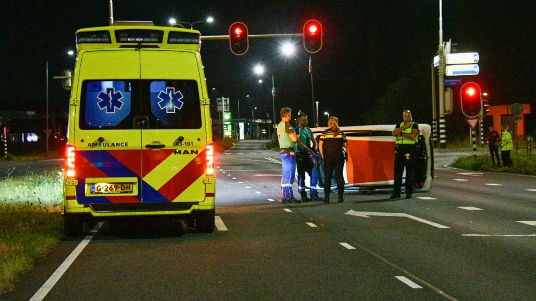 Man (22) onder invloed belandt met auto op kant in Assen