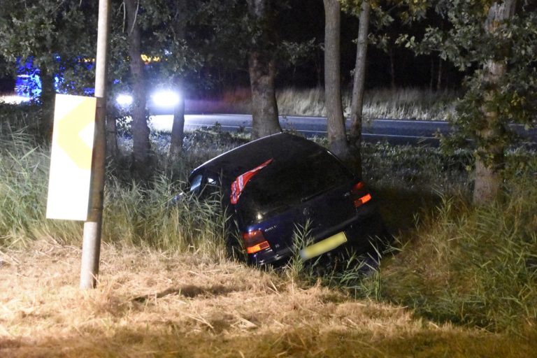 Bestuurder raakt van de weg langs de A7 bij Tolbert