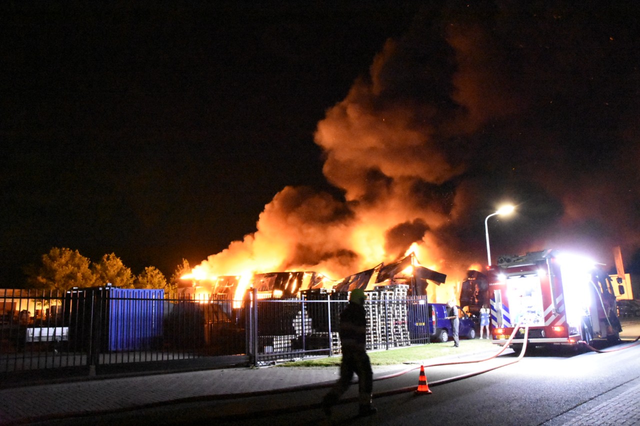 Zeer grote brand uitgebroken bij automaterialen bedrijf in Surhuisterveen (Video)