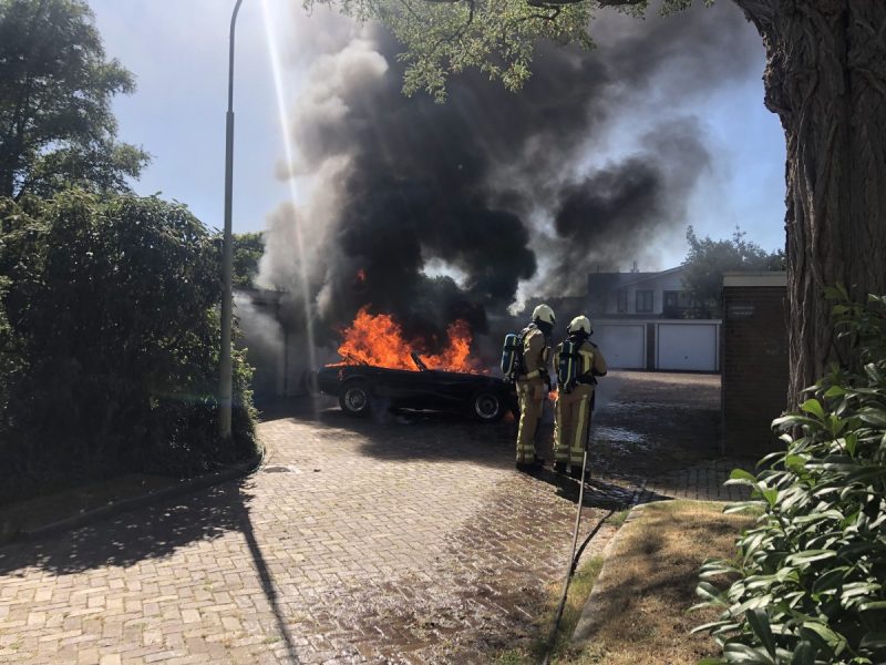 Oldtimer in lichterlaaie bij starten; net op tijd uit garage