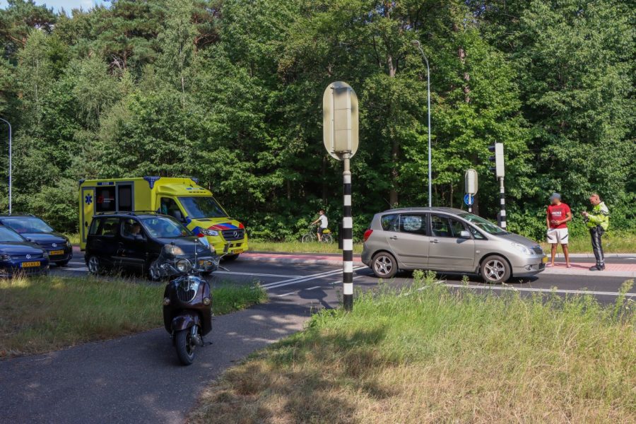 Scooterrijder gewond na aanrijding in Emmen