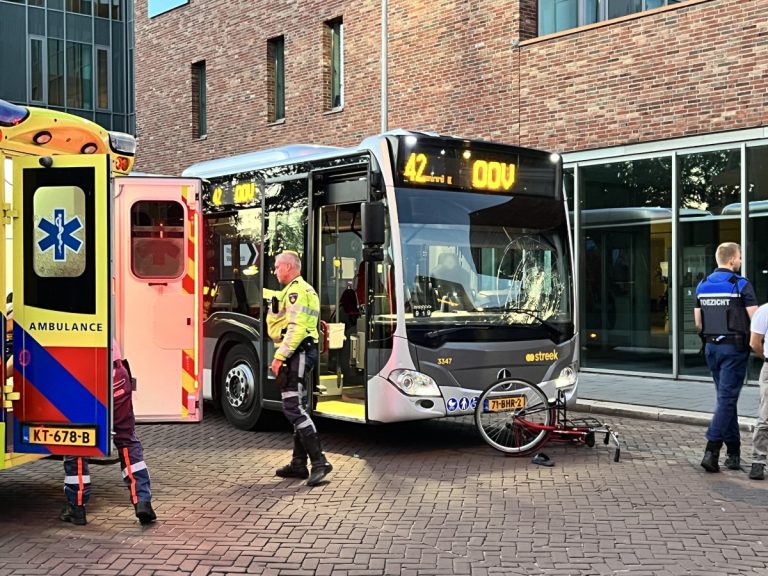 Fietser gewond na aanrijding met lijnbus in Emmen