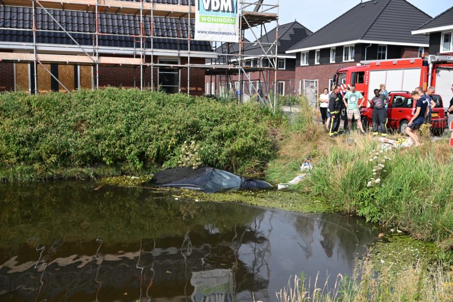 Handrem vergeten; auto rolt sloot in