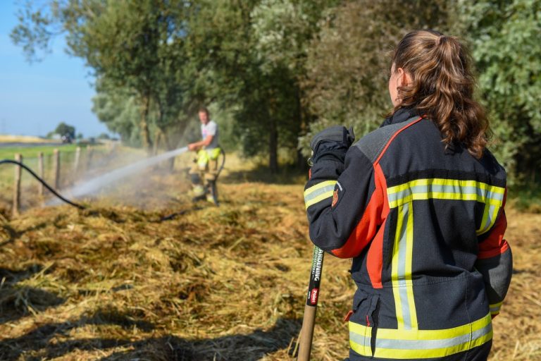Smeulende hooibalen langs A7 laten brandweer tweemaal uitrukken