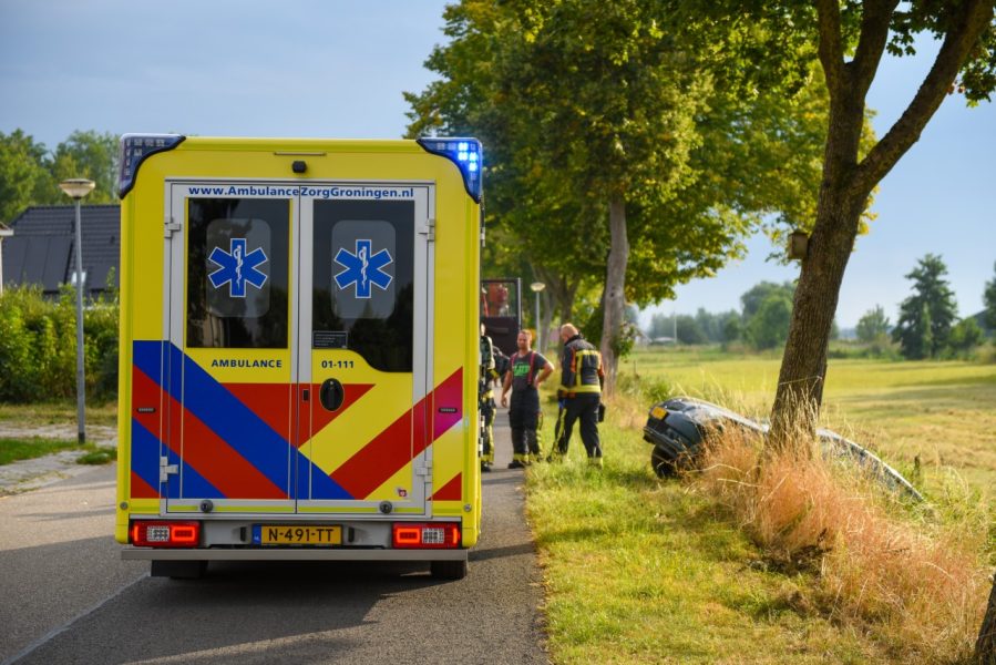 Automobiliste rijdt achteruit van oprit en belandt in greppel