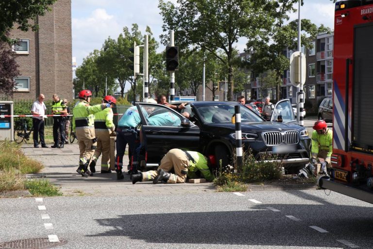 Inzittende van auto bekneld na aanrijding met lijnbus in Groningen