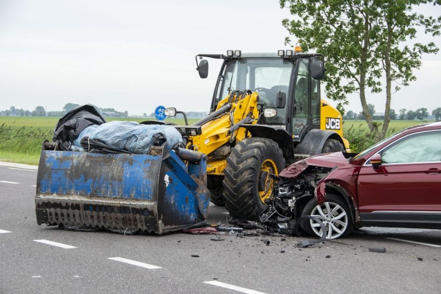 Auto botst tegen shovel op N355 bij Pieterzijl