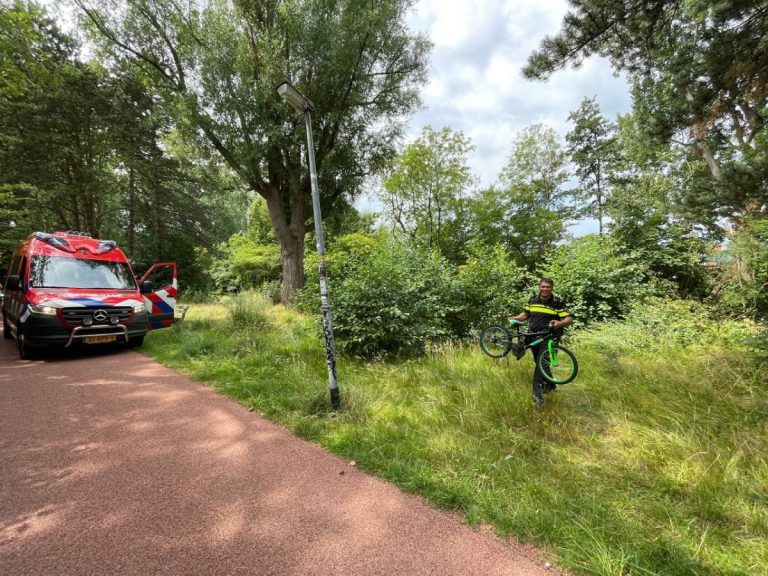 Brandweerduikers zoeken in water na aantreffen kinderfiets in Groningen