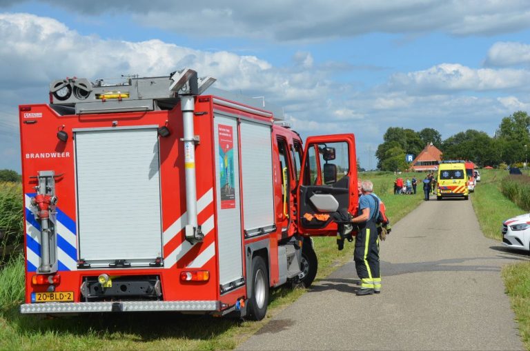 Vrouw op scootmobiel raakt te water bij Wergea