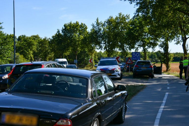 Twee auto’s botsen in Huis Ter Heide