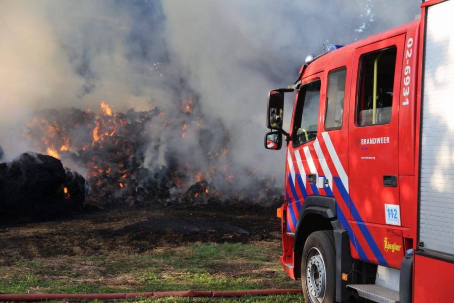 Brand in stapel hooibalen op afgelegen terrein Terwispel