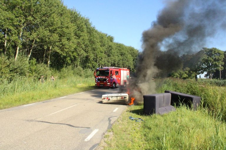 Oude vouwwagen vliegt in brand bij Bolsward