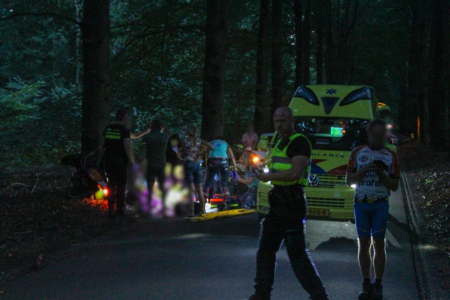 Scooterrijder raakt ernstig gewond na botsing met boom