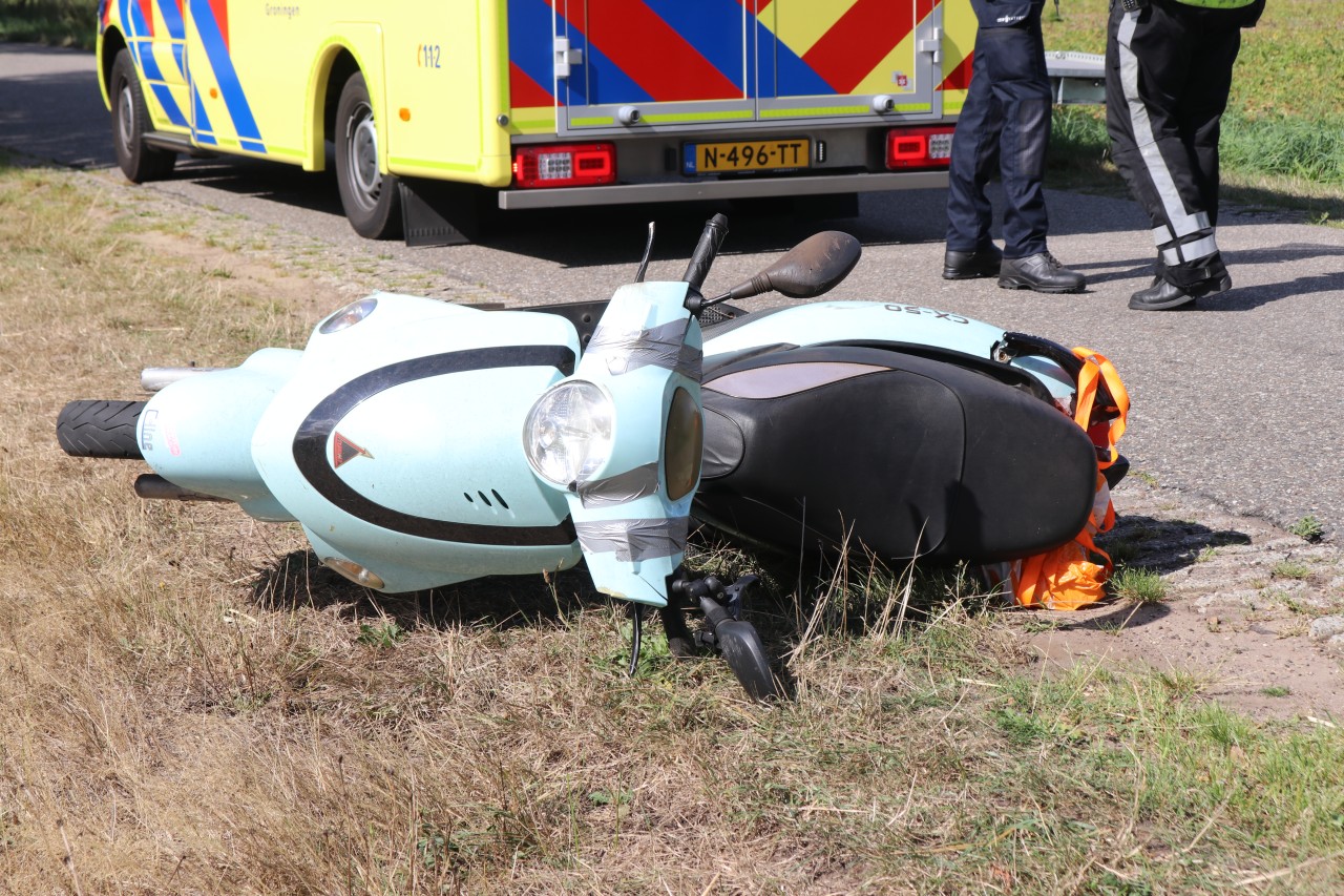 Snorscooter botst achterop aanhanger in Nieuwediep