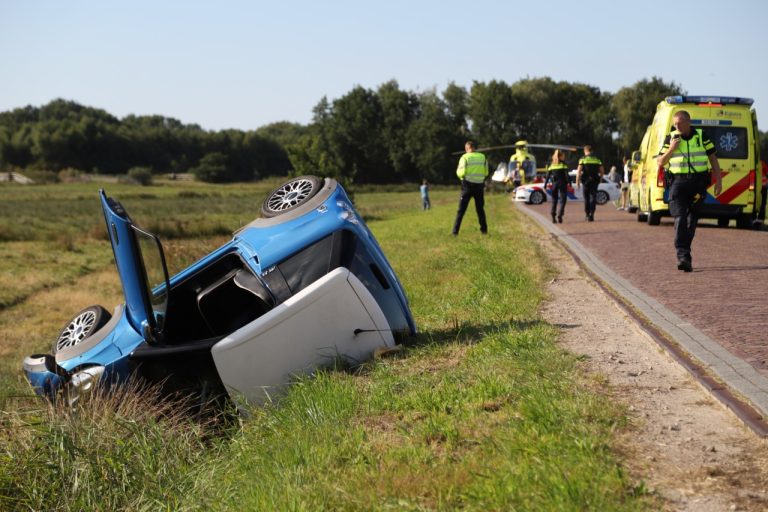 Twee vrouwen belanden met brommobiel op de kant bij Oudega