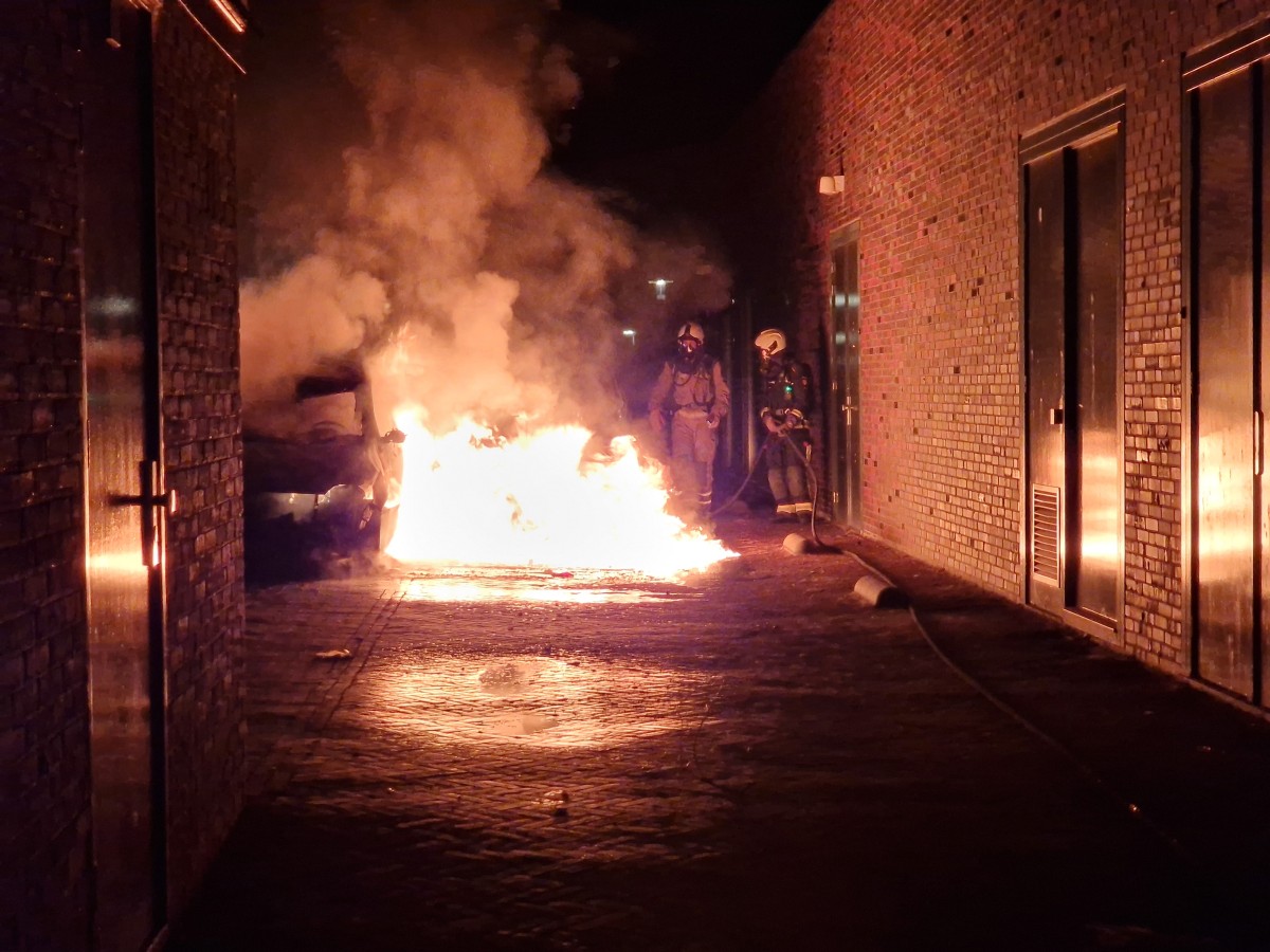 Auto uitgebrand aan de Sleutelbloemstraat in Assen