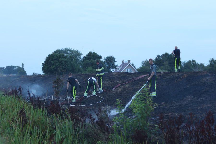 Brand in veengrond moeilijk te blussen in Oldeouwer