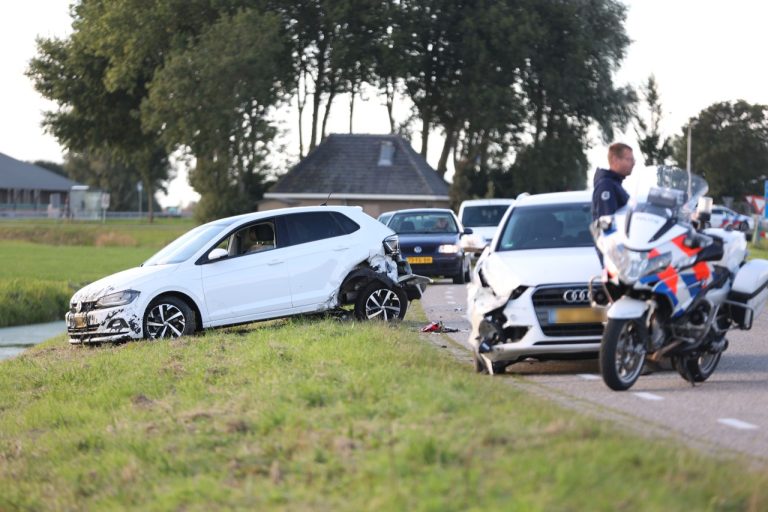 Auto belandt in sloot na botsing bij Dearsum