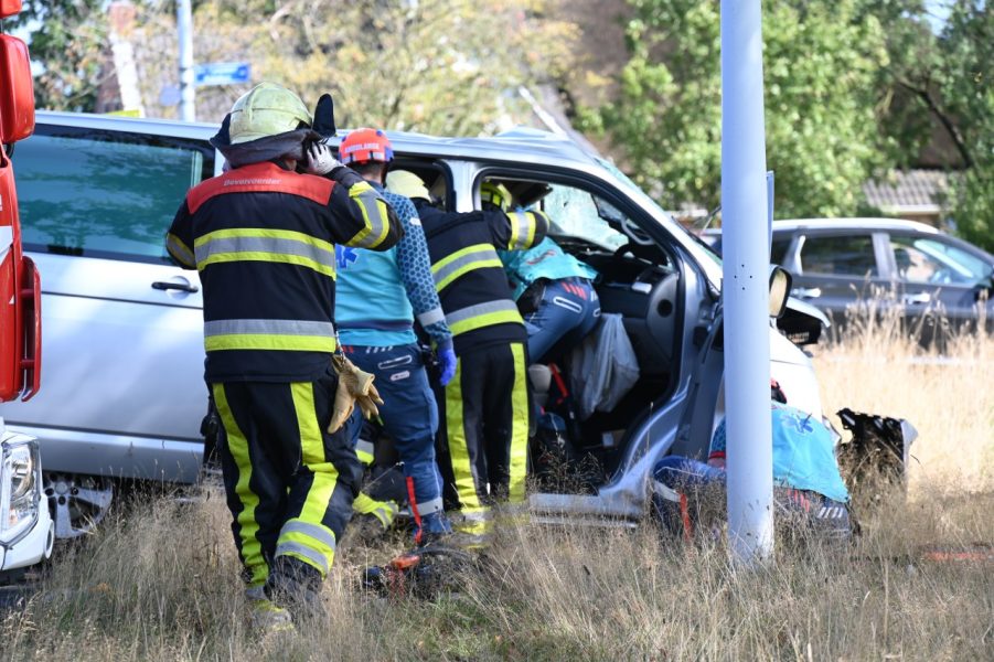 Busje botst op boom bij Harkema; bestuurder bekneld (video)