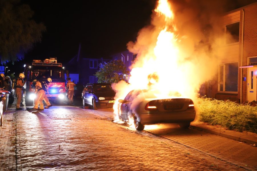 Uitslaande autobrand in Hoogeveen; brandstichting niet uitgesloten