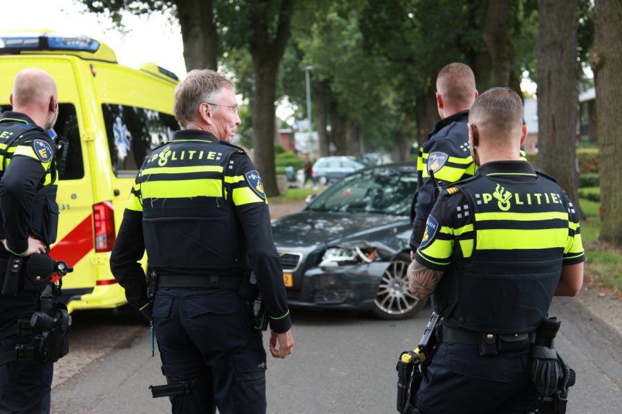 Automobilist gewond na botsing met boom in Veenoord