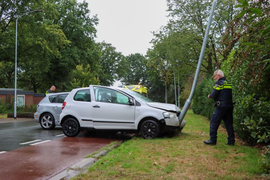 Lantaarnpaal moet het ontgelden bij aanrijding op kruispunt in Emmen