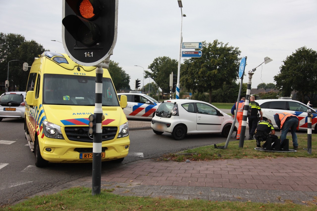 Automobilist gaat rechtdoor over kruising in Emmen en botst tegen stoplicht