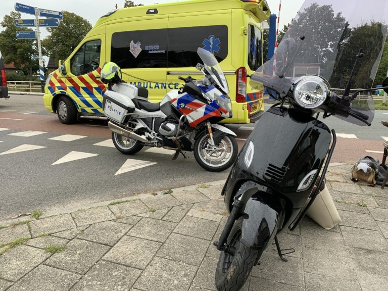 Scooterrijdster gewond na botsing met auto in Smilde