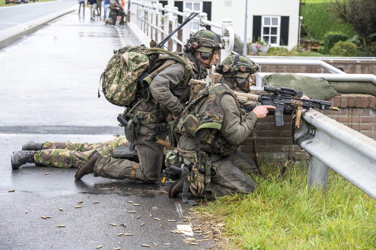 Militairen oefenen bij Dokkumer Nieuwe Zijlen