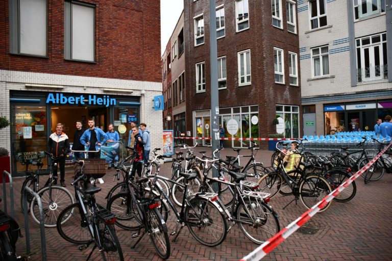 Albert Heijn in Assen ontruimd door vreemde lucht in winkel (video)