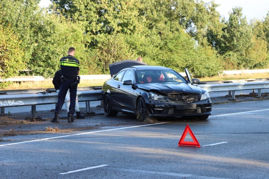 Auto botst tegen vangrail in Emmen
