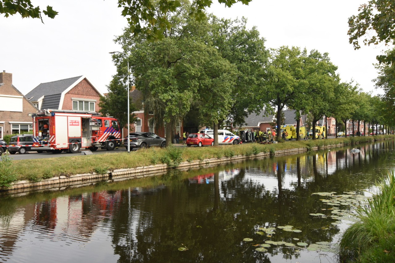 Auto op zijkant en auto te water bij ongeval Musselkanaal