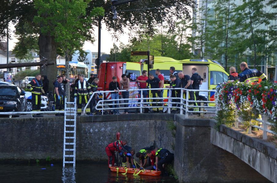 Man belandt gewond in water na steekpartij in Leeuwarden