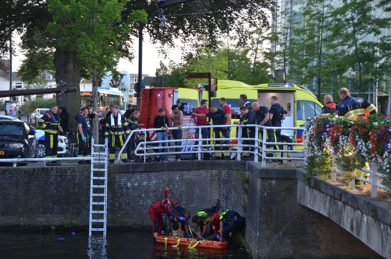Man belandt gewond in water na steekpartij in Leeuwarden