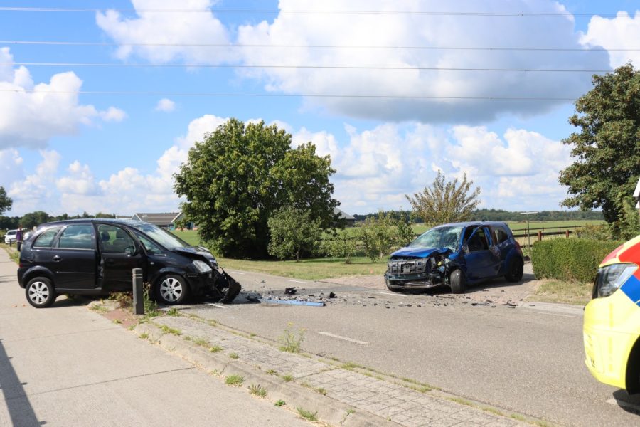 Meerdere gewonden bij ongeval tussen twee voertuigen in Hoogeveen