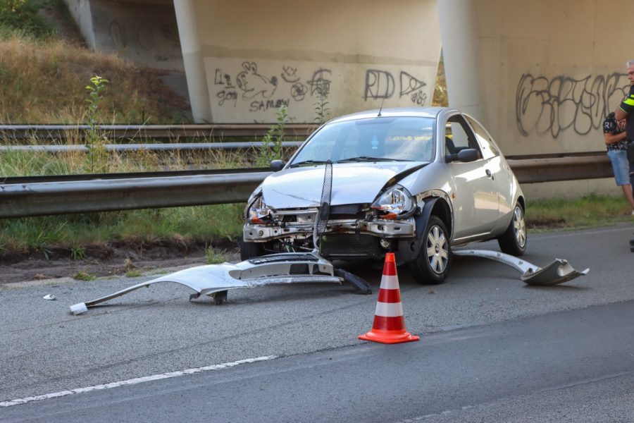 Auto botst tegen vangrail in Emmen
