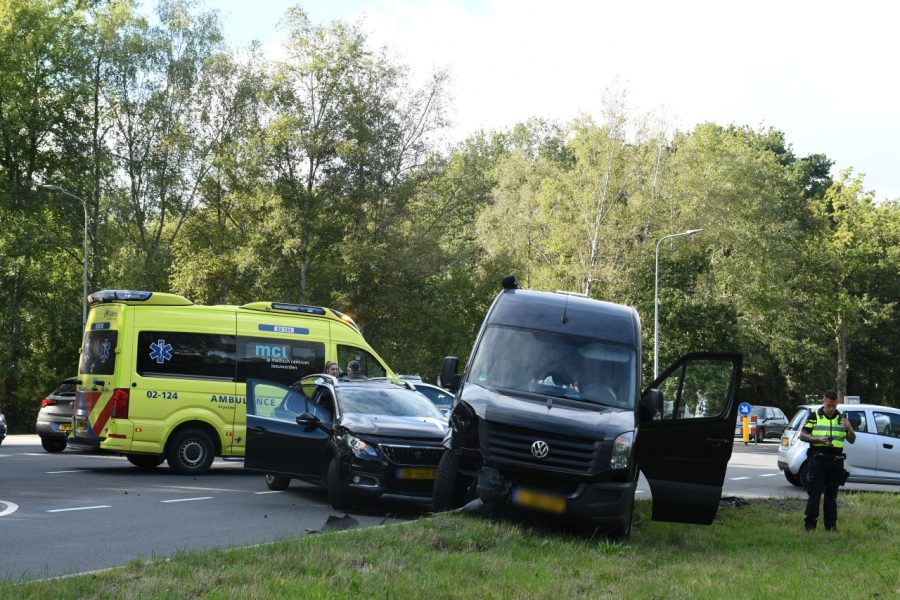 Bestelbus in botsing met auto bij Oosterwolde