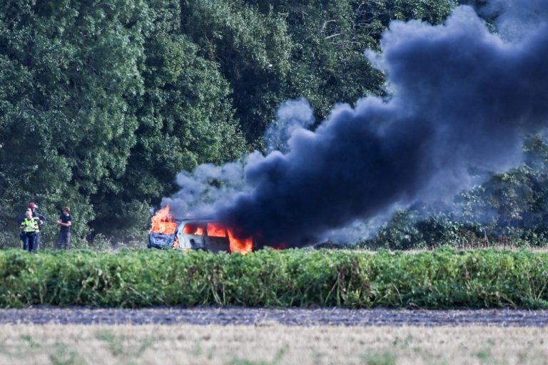 Crossauto in brand in weiland in Zuidbroek