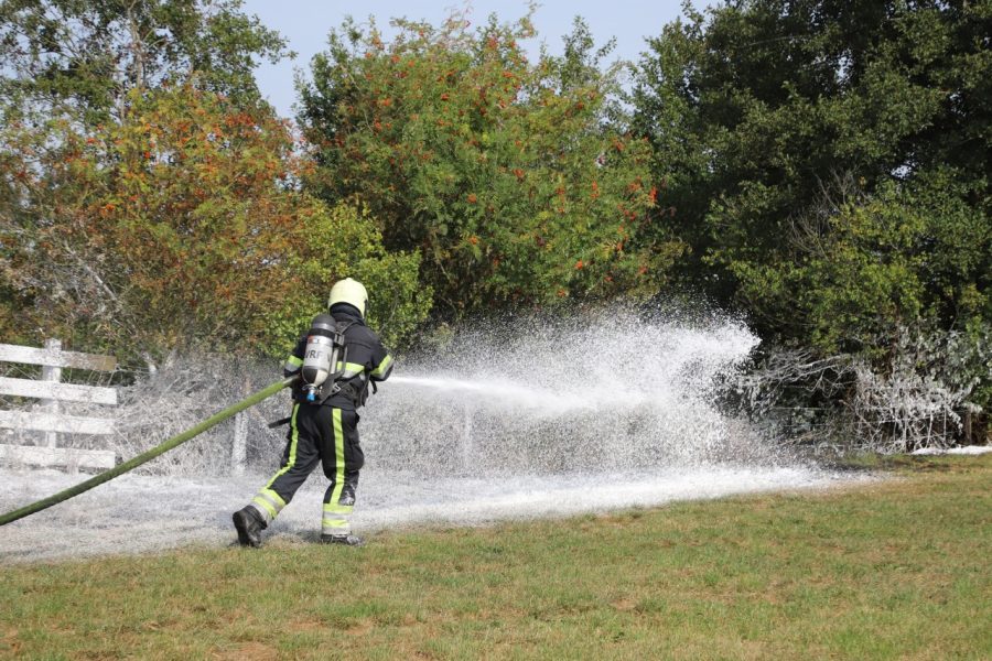 Brandweer blust brand langs N31 bij Opeinde