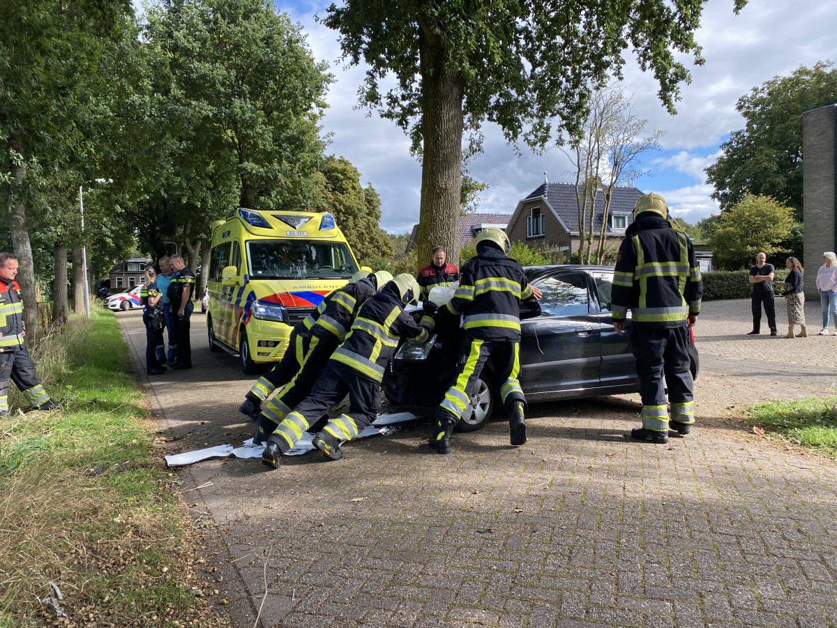 Vrouw botst met auto tegen boom in Hurdegaryp