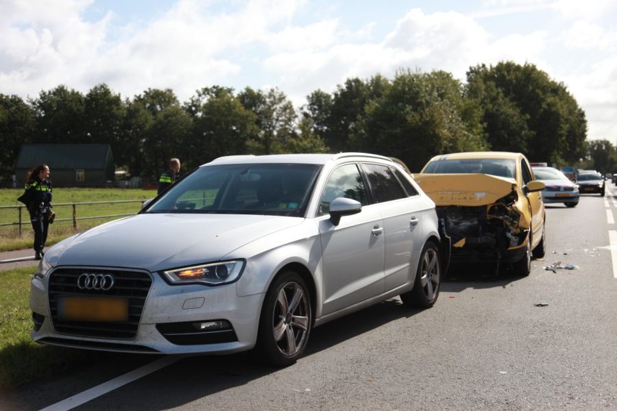 Forse schade bij kop-staartbotsing in Emmen