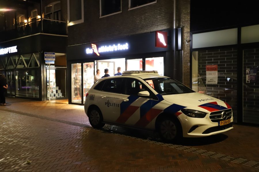 Schoenenzaak in Hoogeveen overvallen; politie zoekt dader