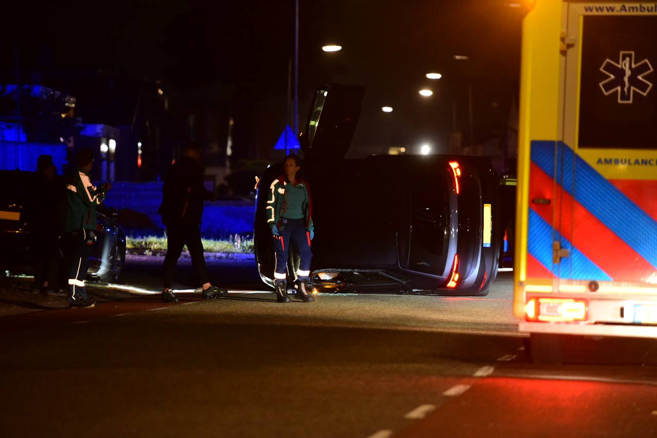 Auto botst tegen geparkeerd voertuig in Winschoten